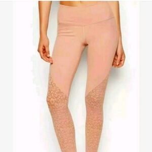 Victoria / Mink Pink Leggings M